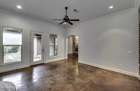 Living - 115 Diamondback Ln, Brandon, MS 39047 photo 3 of 5