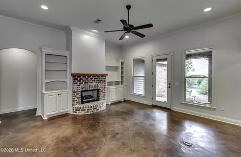 Living - 115 Diamondback Ln, Brandon, MS 39047 photo 2 of 5