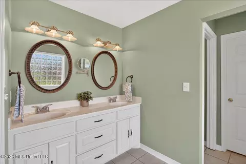 Bath - 123 Fox Run Dr, Mccomb, MS 39648 photo 1 of 3