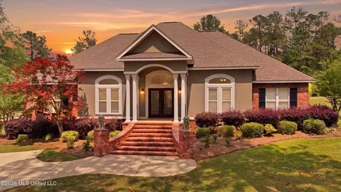 28 W Lake Rd, Hattiesburg, MS 39402