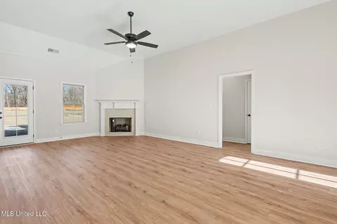 Living - 2499 Scott Meadows Ln, Hernando, MS 38632 photo 2 of 3