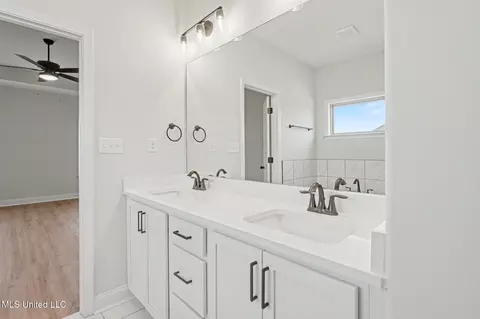 Bath - 2499 Scott Meadows Ln, Hernando, MS 38632 photo 2 of 5