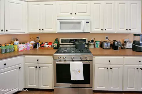 Kitchen - 373 Avalon Way, Brandon, MS 39047 photo 2 of 3