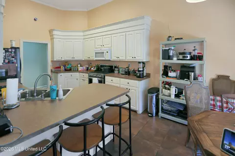 Kitchen - 373 Avalon Way, Brandon, MS 39047 photo 3 of 3