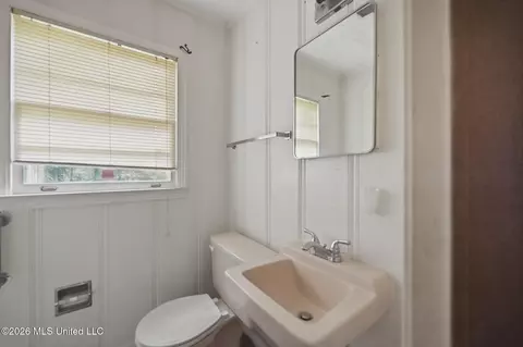 Bath - 215 Carmel Ave, Jackson, MS 39204 photo 3 of 4
