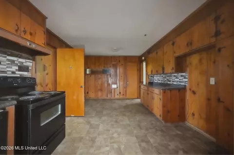 Entry Way - 215 Carmel Ave, Jackson, MS 39204 photo 2 of 4