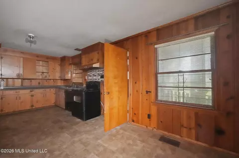 Entry Way - 215 Carmel Ave, Jackson, MS 39204 photo 1 of 4