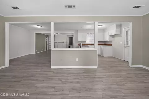 Living - 118 Kildare, Jackson, MS 39209 photo 4 of 9