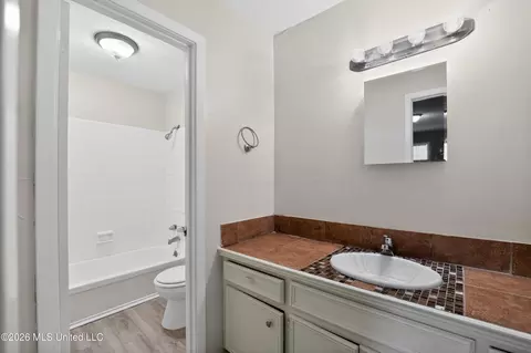 Bath - 118 Kildare, Jackson, MS 39209 photo 1 of 4