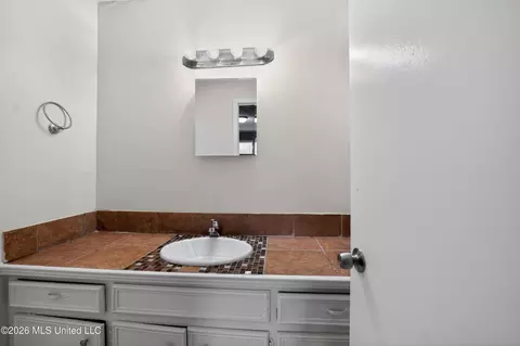 Bath - 118 Kildare, Jackson, MS 39209 photo 2 of 4