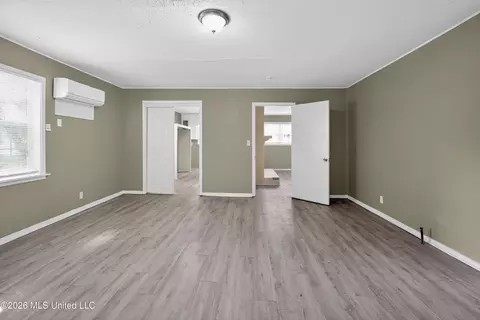 Living - 118 Kildare, Jackson, MS 39209 photo 9 of 9