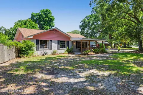 1523 E 2nd St, Pass Christian, MS 39571
