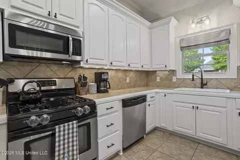 Kitchen - 164 Regatta Dr, Brandon, MS 39047 photo 4 of 4
