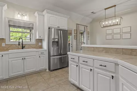 Kitchen - 164 Regatta Dr, Brandon, MS 39047 photo 3 of 4