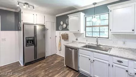 Kitchen - 309 Stonecastle Dr, Brandon, MS 39047 photo 2 of 2