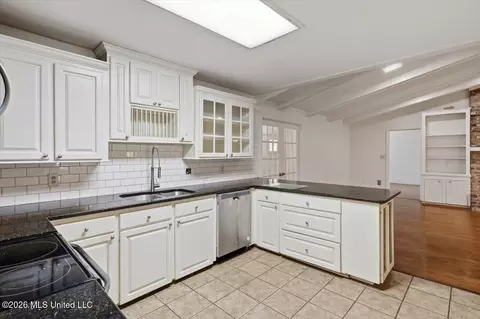 Kitchen - 300 Whippoorwill Rd, Brandon, MS 39047 photo 2 of 3