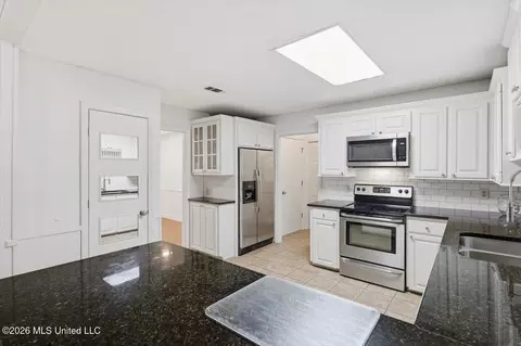 Kitchen - 300 Whippoorwill Rd, Brandon, MS 39047 photo 3 of 3