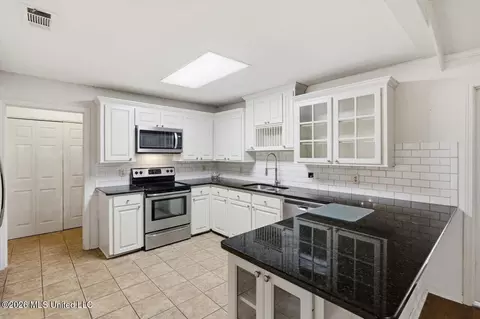 Kitchen - 300 Whippoorwill Rd, Brandon, MS 39047 photo 1 of 3