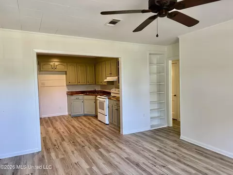 Living - 3605 Ridgewood Rd, Natchez, MS 39120 photo 4 of 4