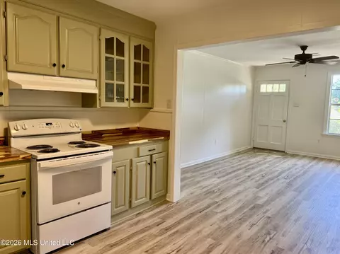 Kitchen - 3605 Ridgewood Rd, Natchez, MS 39120 photo 4 of 5