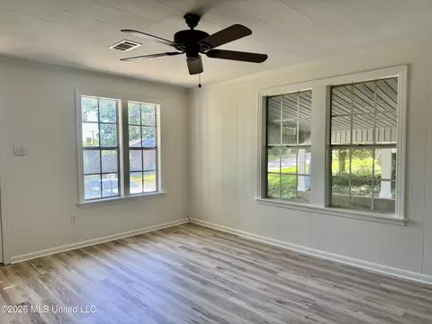 Living - 3605 Ridgewood Rd, Natchez, MS 39120 photo 2 of 4
