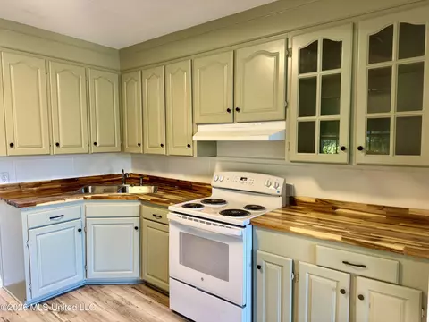 Kitchen - 3605 Ridgewood Rd, Natchez, MS 39120 photo 2 of 5