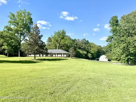 11 Pond Meadow Rd, Natchez, MS 39120