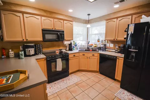 Kitchen - 8939 Travis Dr, Olive Branch, MS 38654 photo 2 of 3