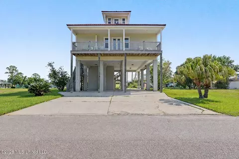 124 Elm Ln, Pass Christian, MS 39571