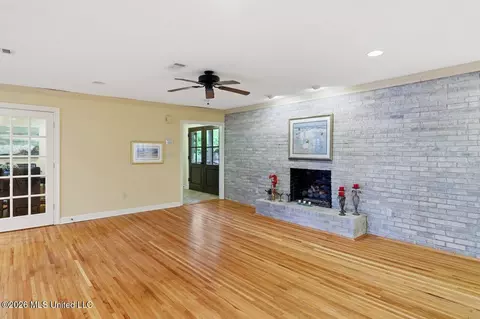 Living - 137 Lakeview Dr, Madison, MS 39110 photo 3 of 5