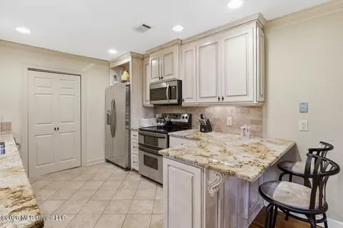 Kitchen - 137 Lakeview Dr, Madison, MS 39110 photo 3 of 3