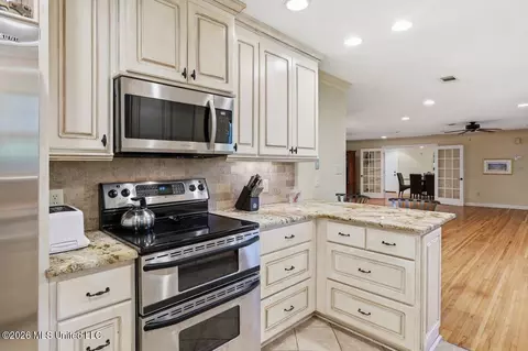 Kitchen - 137 Lakeview Dr, Madison, MS 39110 photo 1 of 3