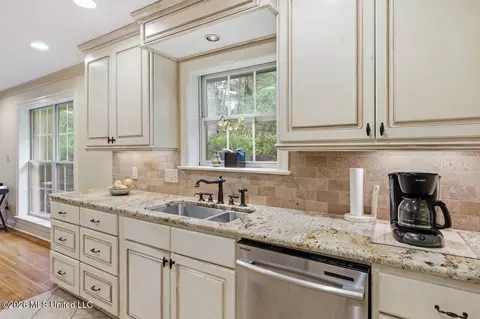 Kitchen - 137 Lakeview Dr, Madison, MS 39110 photo 2 of 3