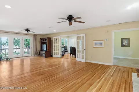 Living - 137 Lakeview Dr, Madison, MS 39110 photo 4 of 5