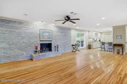 Living - 137 Lakeview Dr, Madison, MS 39110 photo 2 of 5