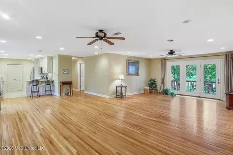Living - 137 Lakeview Dr, Madison, MS 39110 photo 1 of 5
