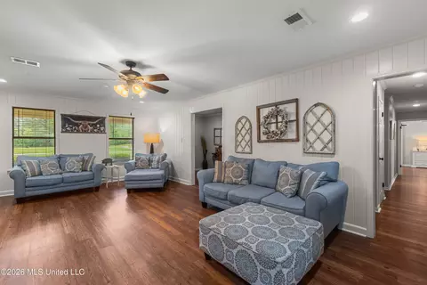 Entry Way - 1329 Grantham Rd, Sumrall, MS 39482 photo 2 of 5