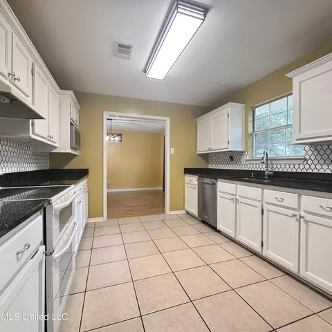 Kitchen - 7828 Koko Pl, Diamondhead, MS 39525 photo 2 of 3