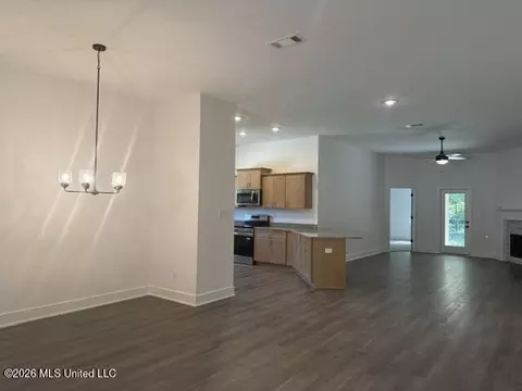 Living - 8823 Jackson Ln, Olive Branch, MS 38654 photo 1 of 1