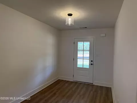Entry Way - 8823 Jackson Ln, Olive Branch, MS 38654 photo 1 of 3
