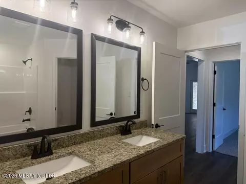 Bath - 8823 Jackson Ln, Olive Branch, MS 38654 photo 1 of 4