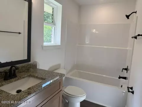 Bath - 8823 Jackson Ln, Olive Branch, MS 38654 photo 3 of 4