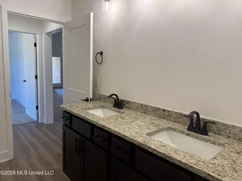 Entry Way - 8823 Jackson Ln, Olive Branch, MS 38654 photo 2 of 3