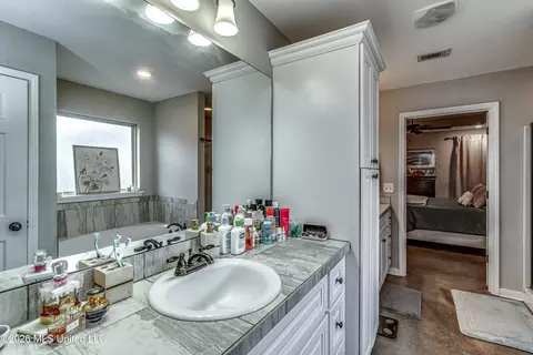 Bath - 1307 Augusta Dr, Brandon, MS 39042 photo 3 of 6