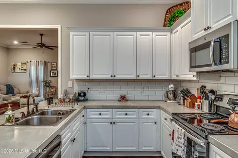 Kitchen - 1307 Augusta Dr, Brandon, MS 39042 photo 7 of 7
