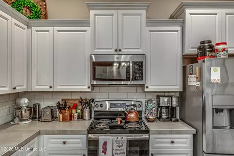 Kitchen - 1307 Augusta Dr, Brandon, MS 39042 photo 4 of 7
