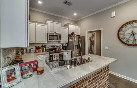 Kitchen - 1307 Augusta Dr, Brandon, MS 39042 photo 3 of 7