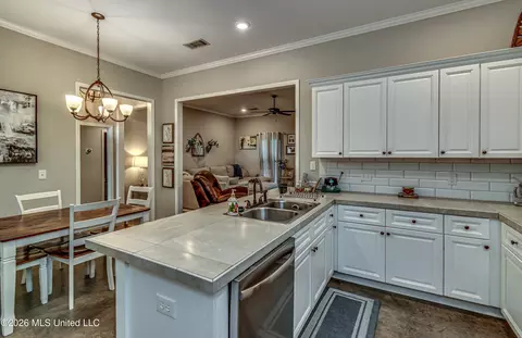 Kitchen - 1307 Augusta Dr, Brandon, MS 39042 photo 6 of 7