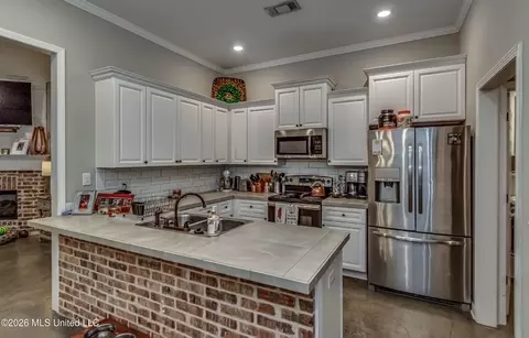 Kitchen - 1307 Augusta Dr, Brandon, MS 39042 photo 2 of 7