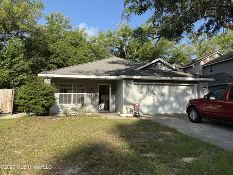 11027 Oakcrest Dr, D'iberville, MS 39540